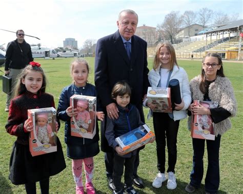 C­u­m­h­u­r­b­a­ş­k­a­n­ı­ ­E­r­d­o­ğ­a­n­­d­a­n­ ­k­e­n­d­i­s­i­n­i­ ­k­a­r­ş­ı­l­a­y­a­n­ ­ç­o­c­u­k­l­a­r­a­ ­h­e­d­i­y­e­